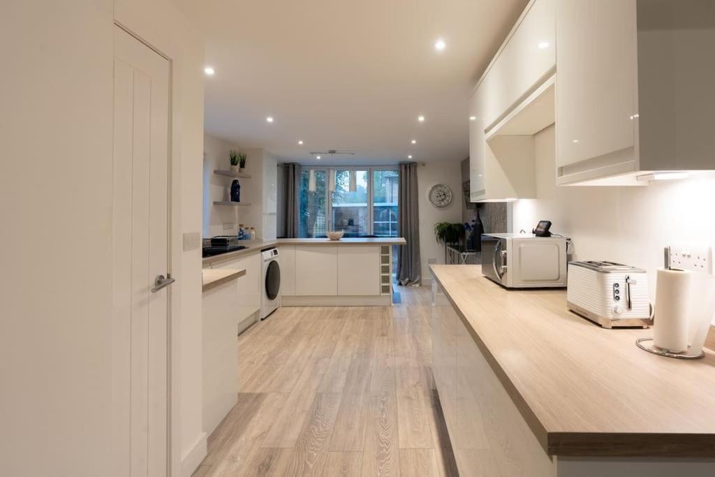 Luxury Living Away From Home 레드힐 외부 사진