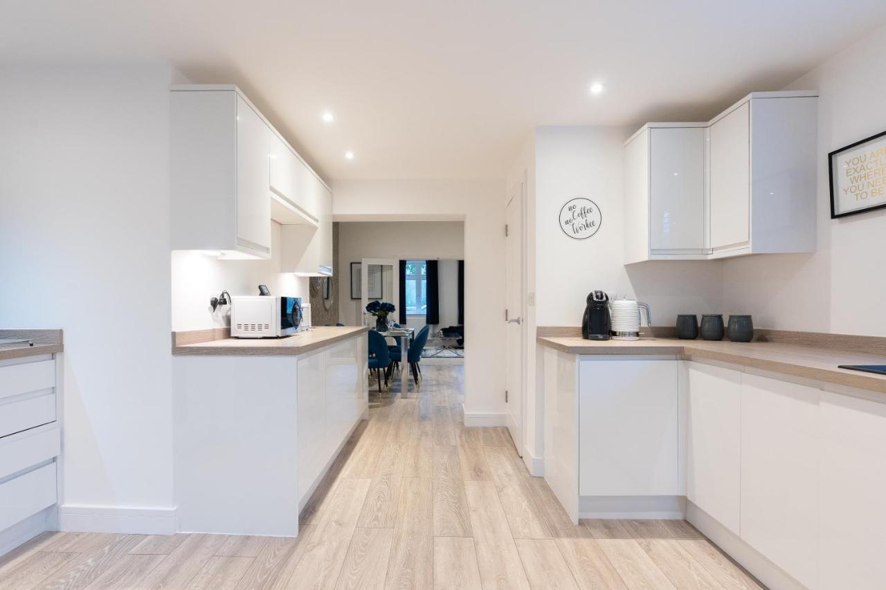 Luxury Living Away From Home 레드힐 외부 사진
