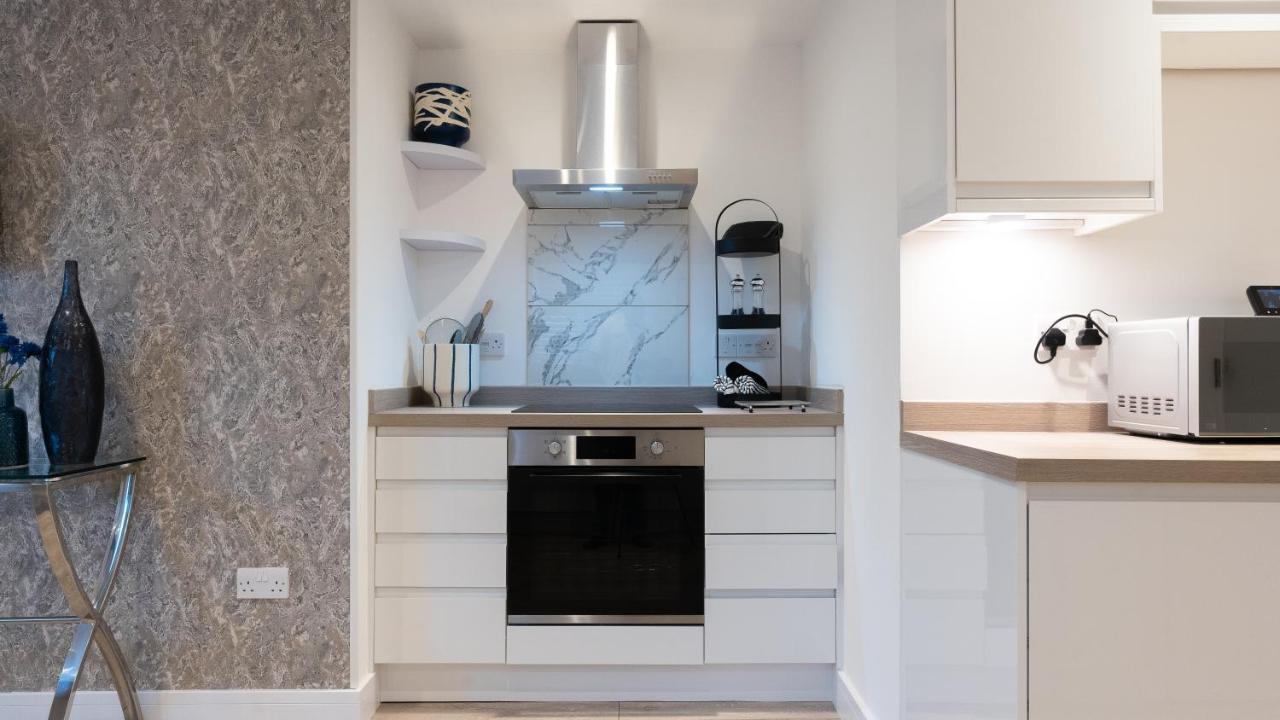 Luxury Living Away From Home 레드힐 외부 사진